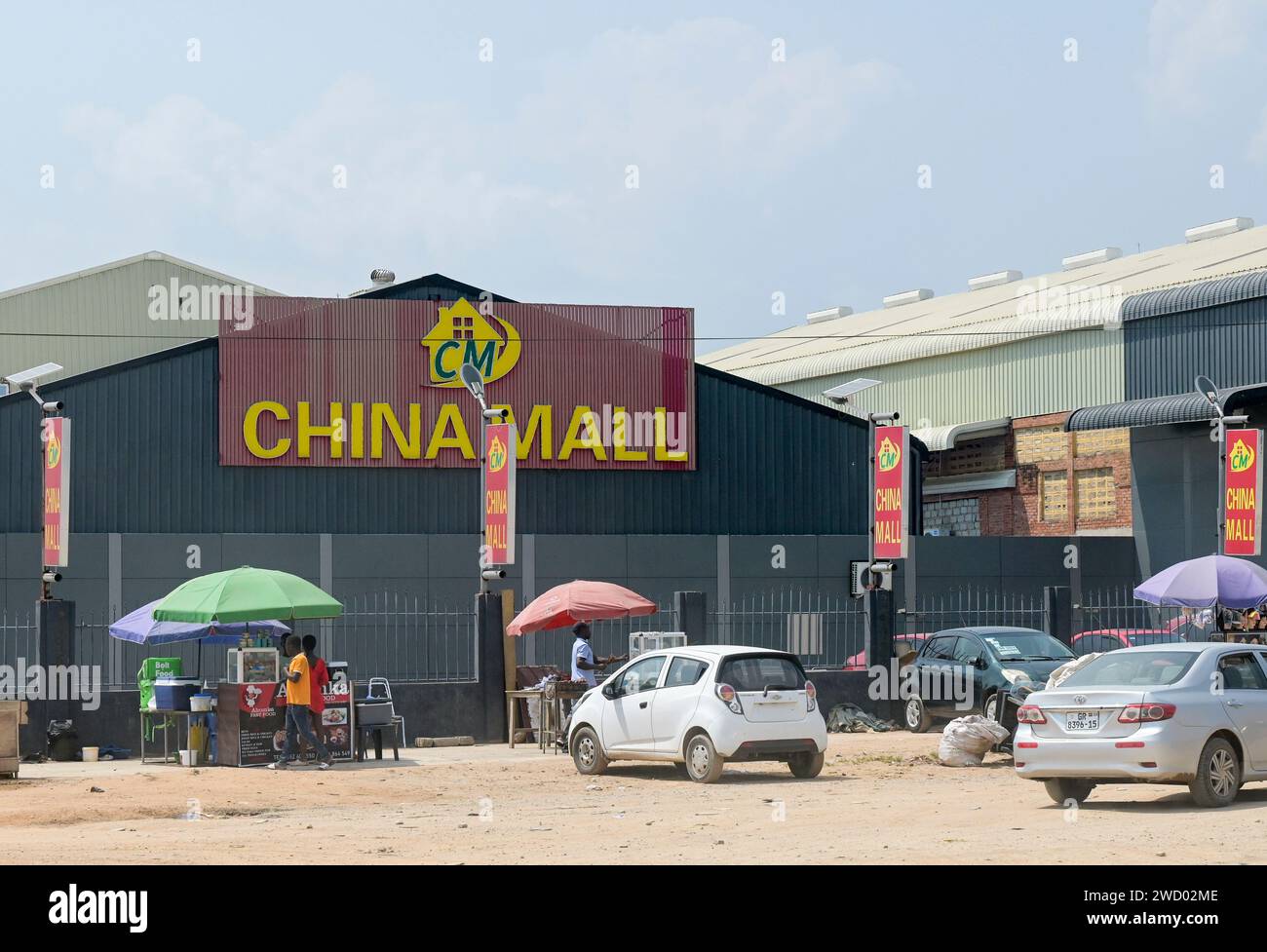 GHANA, centro comercial de propiedad china China Mall en el Accra - Kumasi Road / GHANA, Einkaufszentrum China Mall an der Accra - Kumasi Autobahn Foto de stock