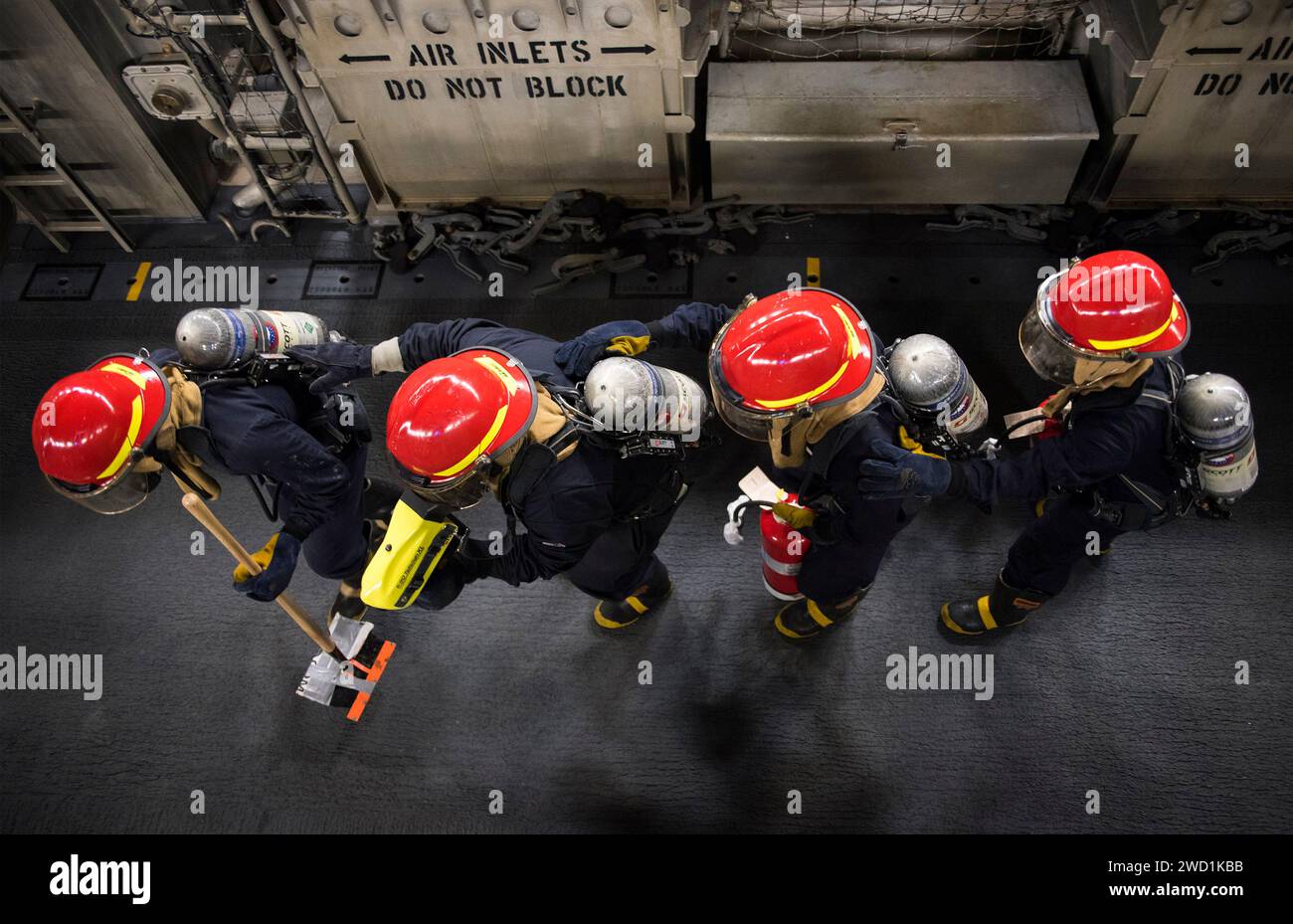 Los marineros comprueban la integridad estructural de un amortiguador de aire de Landing Craft durante un simulacro de incendio. Foto de stock