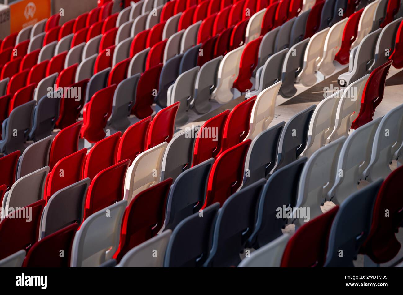 Asiento rojo y gris en una arena deportiva contemporánea Foto de stock