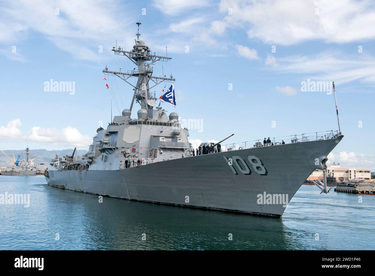 El destructor de misiles guiados USS Wayne E. Meyer sale de la Base Conjunta Pearl Harbor-Hickam, Hawái. Foto de stock