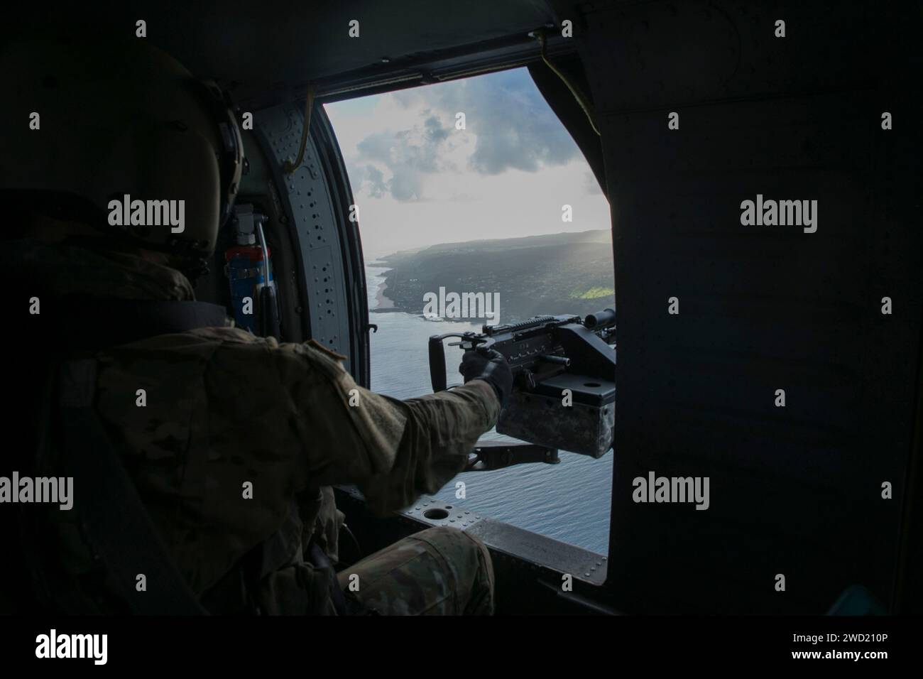 Soldado del Ejército de EE.UU. Escanea el horizonte durante una misión de entrenamiento de asalto aéreo. Foto de stock
