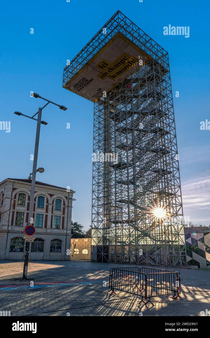 La torre panorámica de 31 metros de altura, el Observatoire, se encuentra en el centro del complejo City of Design. Saint-Étienne, Francia Foto de stock