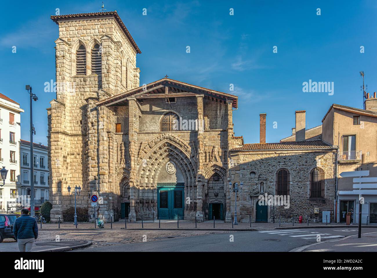 La fachada de estilo gótico con el campanario de la Grande Église de Saint-Étienne en el corazón del centro histórico de la ciudad.Saint-Étienne, Francia Foto de stock