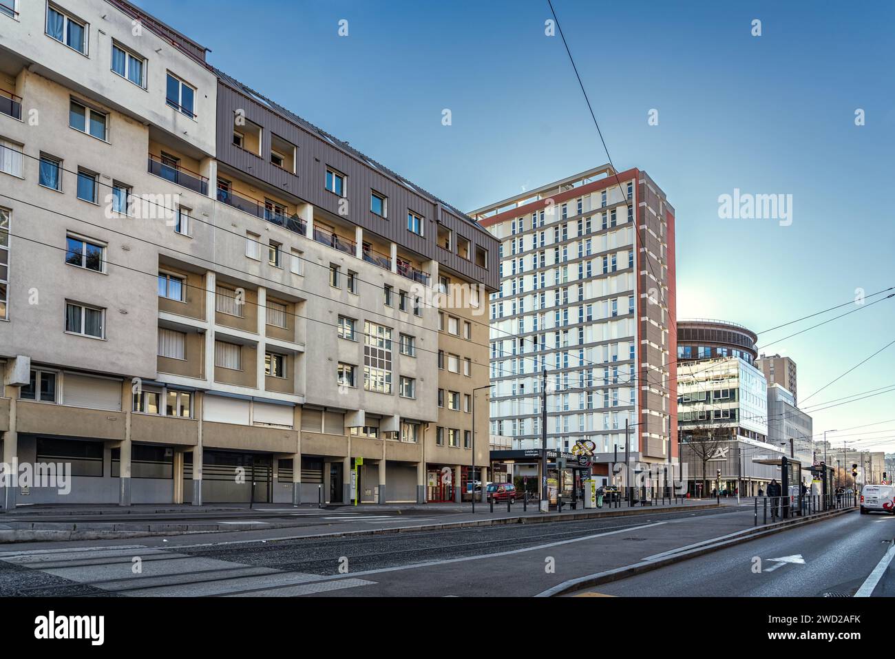 En la ciudad de diseño de Saint-Étienne, incluso los edificios residenciales de gran altura con balcones tienen un aspecto refinado. Saint-Étienne, Auvernia-Rhône-Alpe Foto de stock