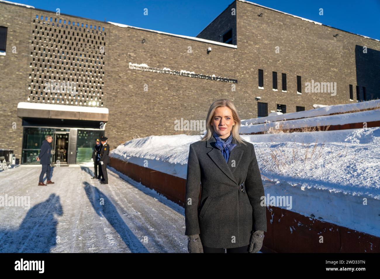 Oslo 20240118. La Ministra de Justicia y Preparación para Emergencias Emilie Enger Mehl espera para recibir al Príncipe Heredero Haakon antes de una visita al centro nacional de emergencia de la Policía en Taraldrud en Nordre Follo, a las afueras de Oslo. El centro alberga los recursos nacionales de emergencia de la policía: El Escuadrón de Emergencia, el Grupo de Bombas, el Servicio de Negociadores de Crisis y Rerehenes y el Servicio de Helicópteros de la Policía. Foto: Heiko Junge / NTB Foto de stock