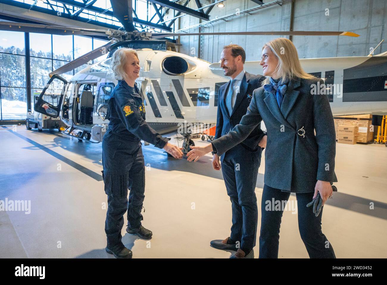 Oslo 20240118. El jefe del servicio de helicópteros de la policía, Hilde Hognestad Straumann, recibe al príncipe heredero Haakon y al ministro de Justicia y Emergencia, Emilie Enger Mehl, en el helicóptero Leonardo AW169 de la policía en un hangar durante una visita al centro nacional de emergencia de la policía en Taraldrud en Nordre Follo, a las afueras de Oslo. El centro alberga los recursos nacionales de emergencia de la policía: El Escuadrón de Emergencia, el Escuadrón de Bombas, el Servicio de Negociadores de Crisis y Rerehenes y el Servicio de Helicópteros de la Policía. Foto: Heiko Junge / NTB Foto de stock