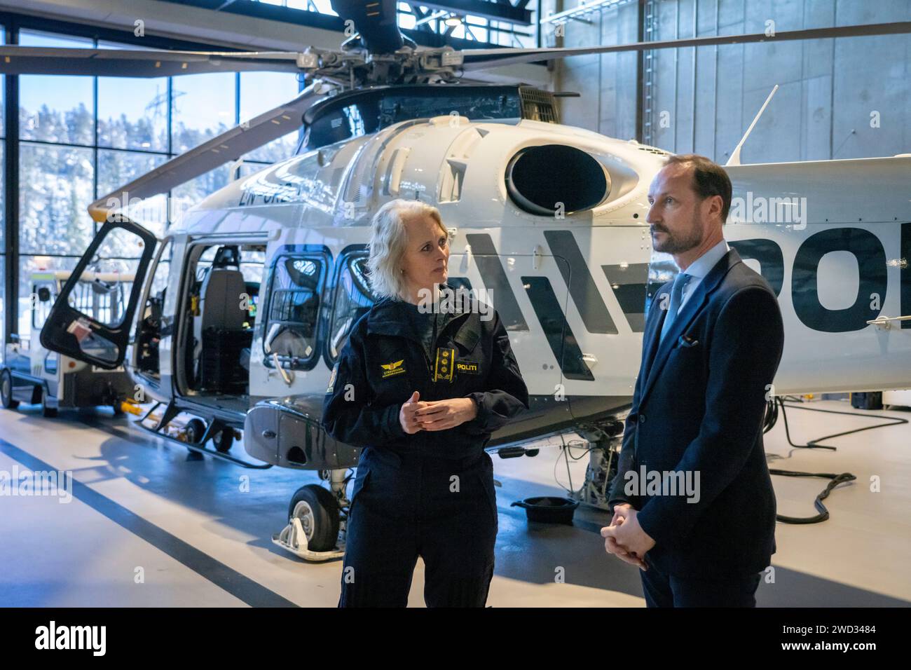 Oslo 20240118.El jefe del servicio de helicópteros de la policía, Hilde Hognestad Straumann, muestra al príncipe heredero Haakon el helicóptero Leonardo AW169 de la policía en un hangar durante una visita al centro nacional de preparación de la policía en Taraldrud en Nordre Follo, en las afueras de Oslo. El centro alberga los recursos nacionales de emergencia de la policía: El Escuadrón de Emergencia, el Grupo de Bombas, el Servicio de Negociadores de Crisis y Rerehenes y el Servicio de Helicópteros de la Policía. Foto: Heiko Junge / NTB Foto de stock