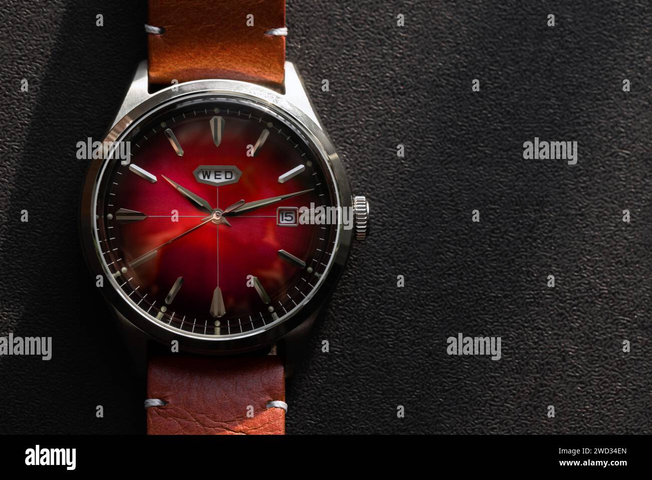 Mujer comprobando reloj inteligente con pantalla en blanco en el desierto,  primer plano Fotografía de stock - Alamy