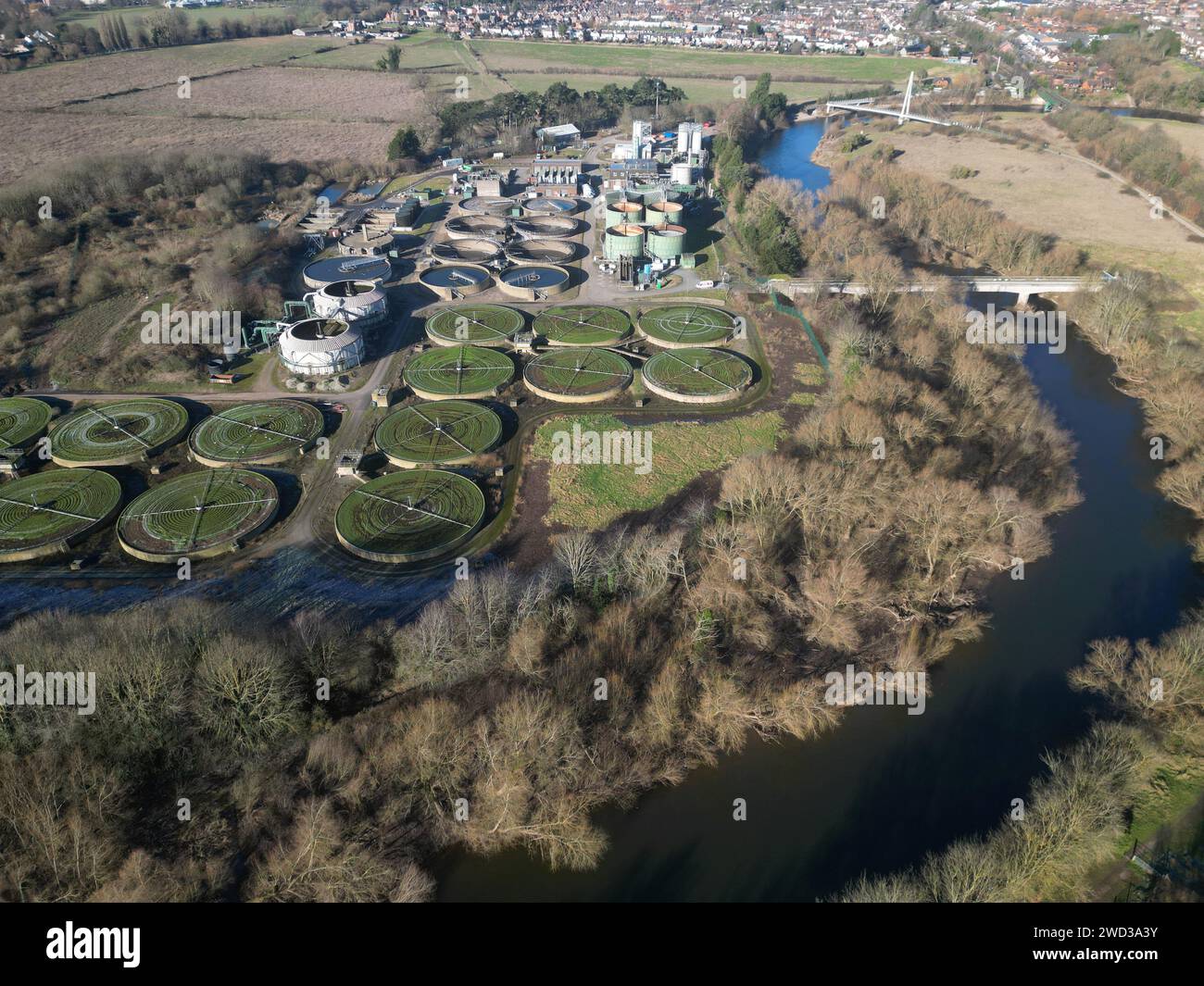 Vista aérea de la planta de tratamiento de aguas residuales y aguas residuales de Welsh Water junto al río Wye en Hereford Herefordshire Reino Unido tomada en enero de 2024 Foto de stock