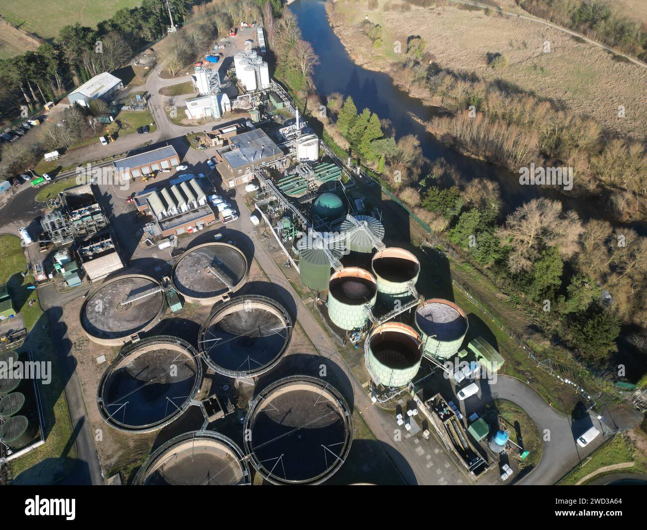 Vista aérea de la planta de tratamiento de aguas residuales y aguas residuales de Welsh Water junto al río Wye en Hereford Herefordshire Reino Unido tomada en enero de 2024 Foto de stock