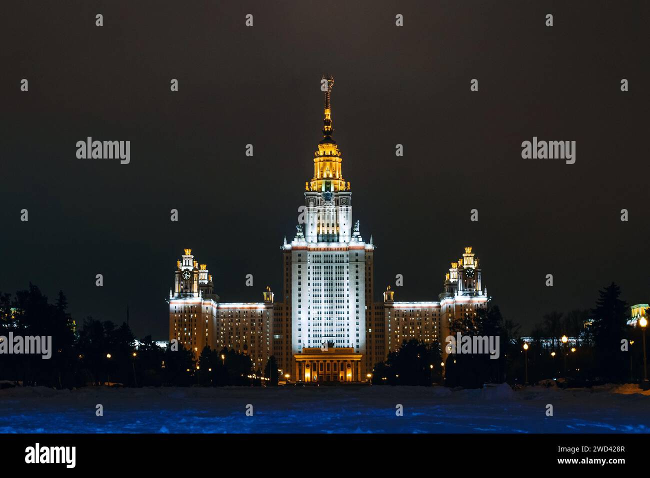 MOSCÚ, RUSIA - 25 DE DICIEMBRE de 2016: Lomonosov Universidad Estatal de Moscú, Rusia Foto de stock