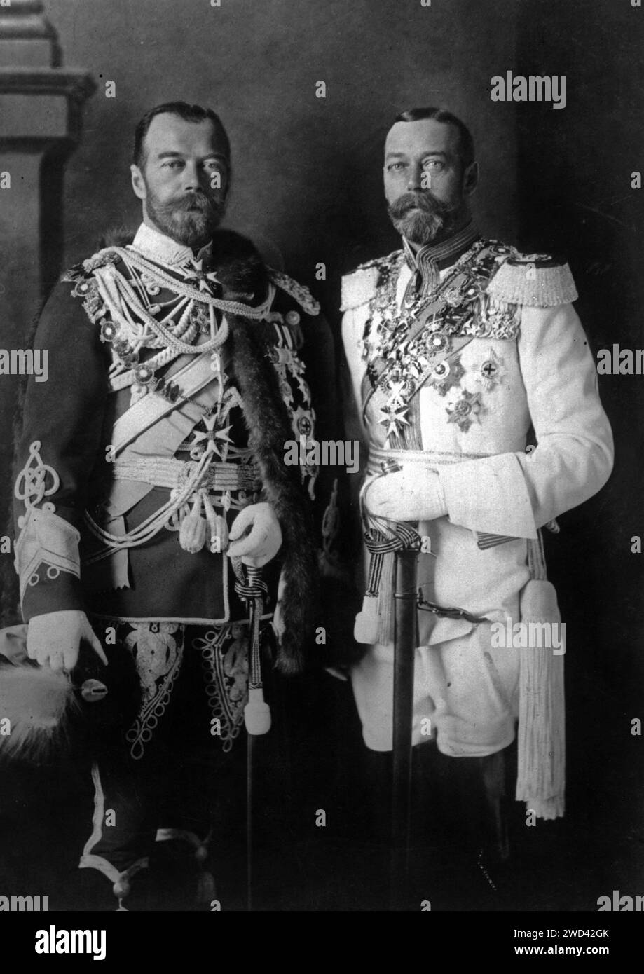 BERLÍN, ALEMANIA - 24 de mayo de 1913 - Retrato formal del zar Nicolás II de Rusia ( 1868 - 1918 ), a la izquierda, con el rey Jorge V de Inglaterra ( 1865 - 1936 ), ri Foto de stock