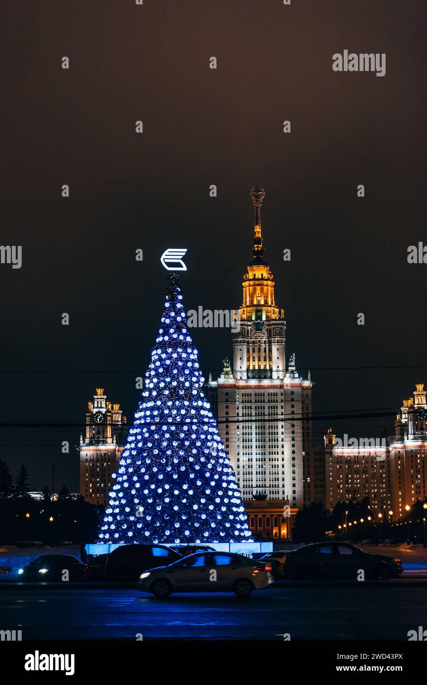 MOSCÚ, RUSIA - 25 DE DICIEMBRE de 2016: Lomonosov Universidad Estatal de Moscú en el fondo del árbol de Navidad, Rusia Foto de stock