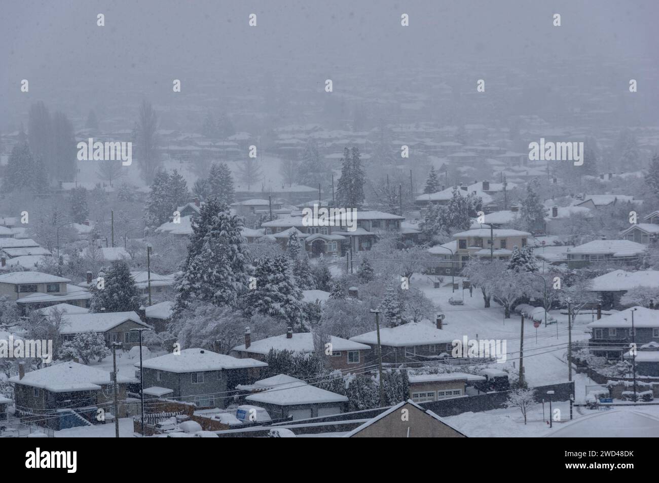 Una tormenta de nieve ha puesto una capa de nieve sobre Brentwood y el centro comercial Brentwood. Vistas desde la Torre 1 del increíble complejo Brentwood. Foto de stock