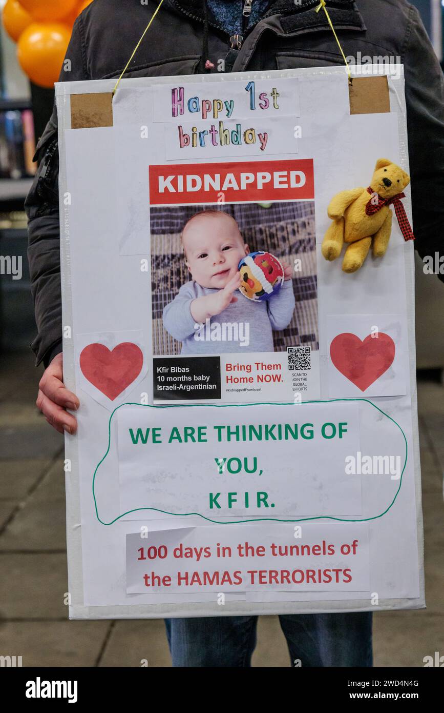 Sede de la Cruz Roja, Londres, Reino Unido. 18 de enero de 2024. Una vigilia celebrada fuera de la sede de la Cruz Roja Británica en Londres para conmemorar el primer cumpleaños de Kfir Bibas, quien, con apenas 9 meses de edad, era el menor de los 253 rehenes tomados en Gaza por Hamas y otros grupos militantes durante los ataques terroristas contra Israel el 7 de octubre de 2023. Kfir, junto con su hermano de 4 años, su madre y su padre, han estado cautivos en Gaza durante 114 días. Un "regalo de cumpleaños" que contenía pañales, juguetes y comida para Kfir fue presentado a la Cruz Roja, que no ha visitado a ninguno de los rehenes mientras están en cautiverio. Foto por am Foto de stock