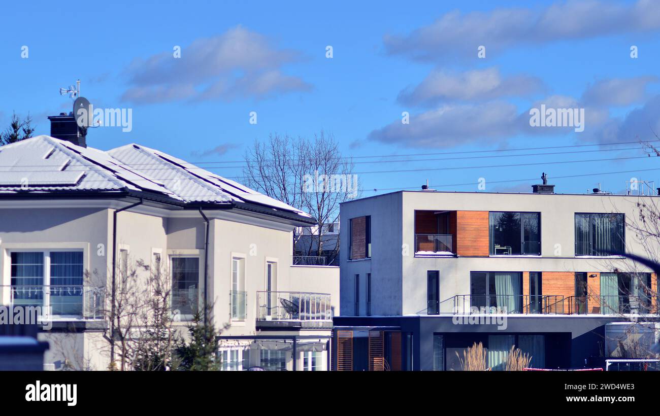 Casa unifamiliar de nueva construcción. Zona suburbana con moderna casa familiar geométrica. Foto de stock