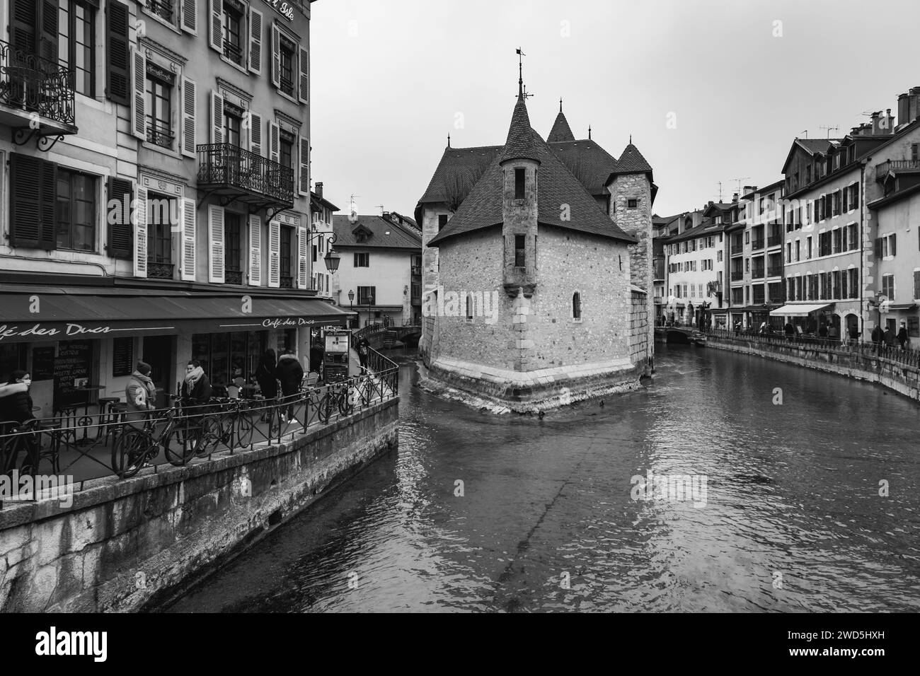 Annecy, Francia - 29 de enero de 2022: Vista panorámica de los hermosos canales y edificios históricos en el casco antiguo de Annecy, Ródano-Alpes, Francia. Foto de stock