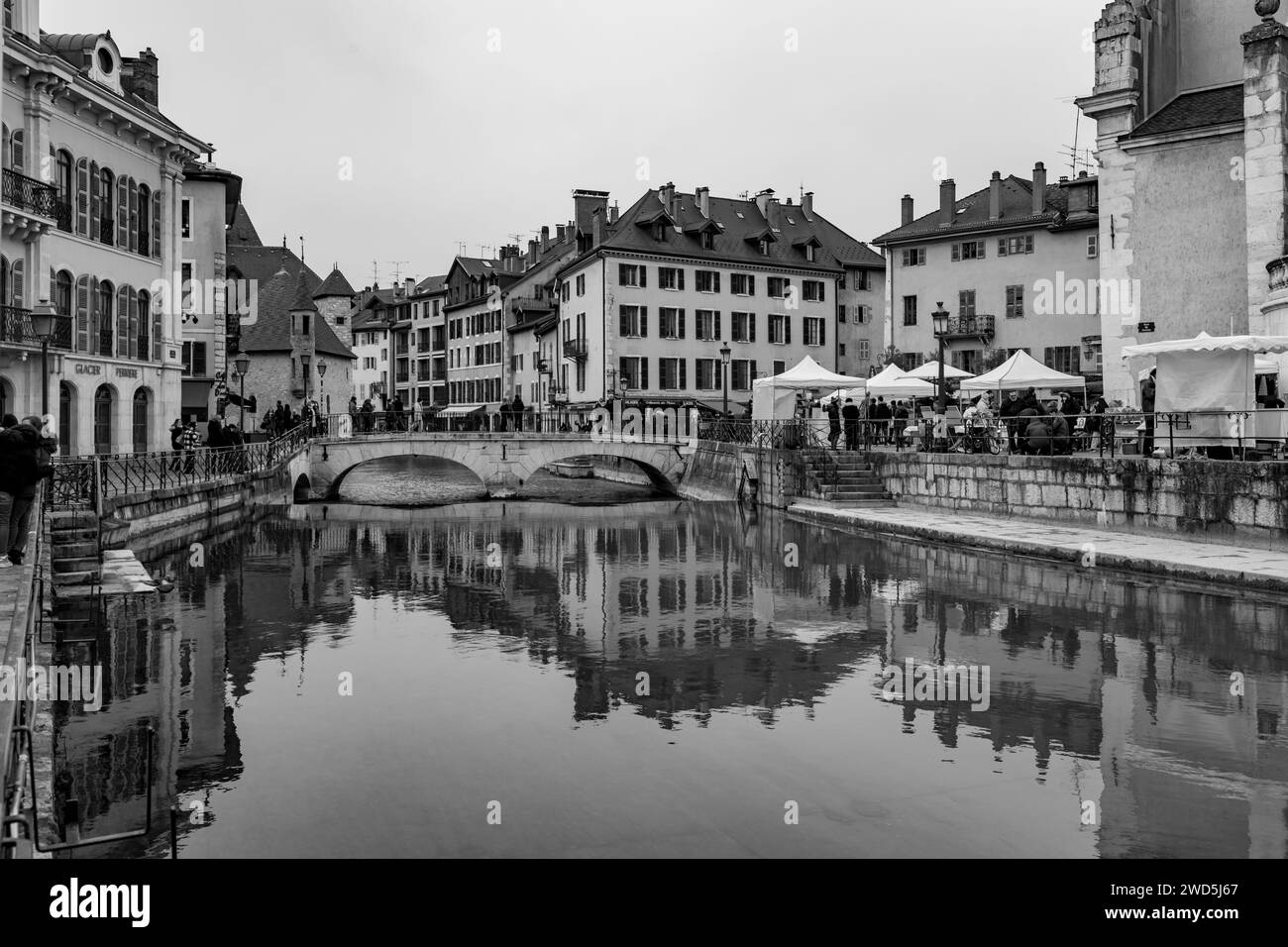 Annecy, Francia - 29 de enero de 2022: Vista panorámica de los hermosos canales y edificios históricos en el casco antiguo de Annecy, Ródano-Alpes, Francia. Foto de stock