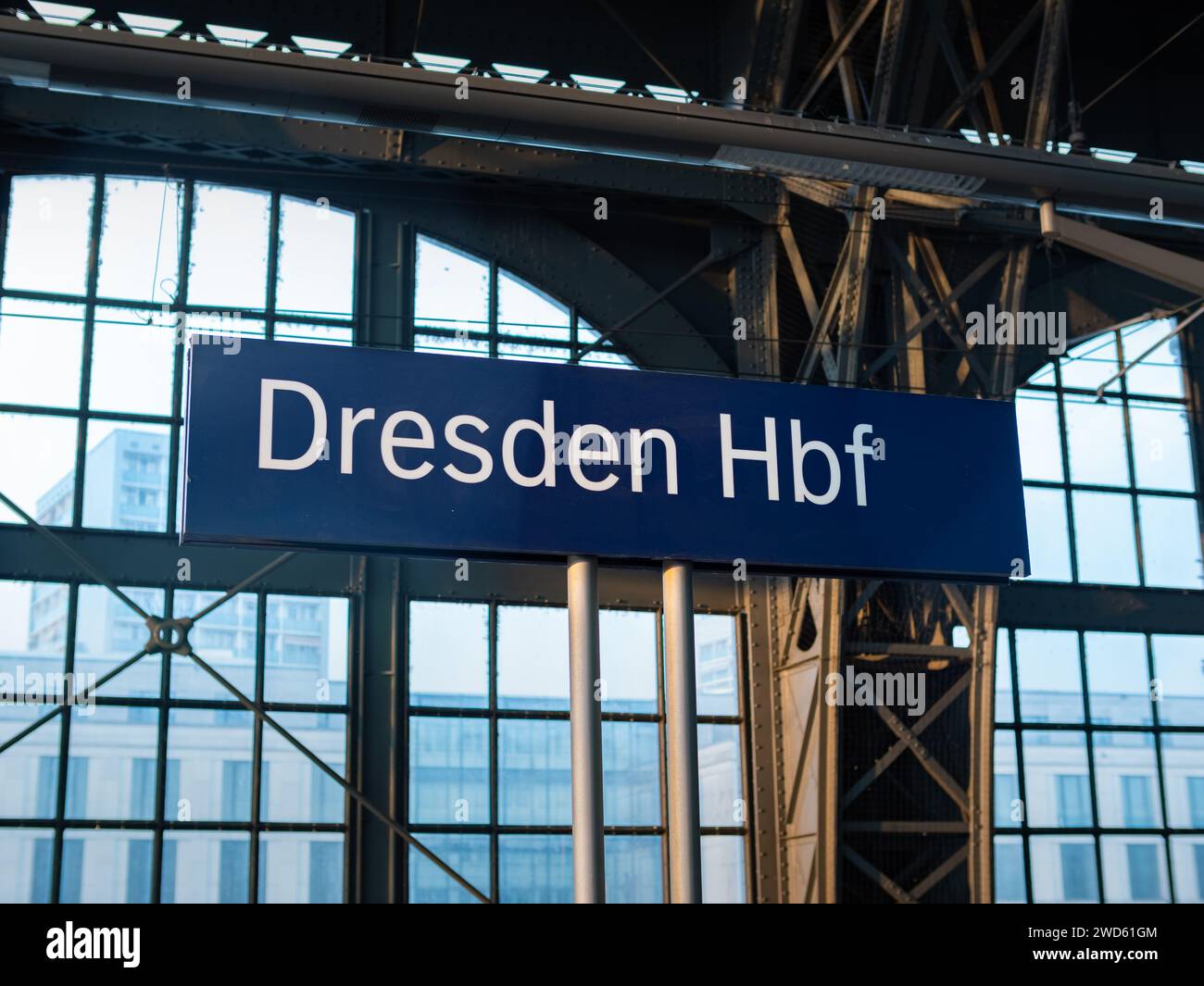 Dresden Hbf señal en la estación central. Tablero de nombre de ubicación en la plataforma del tren. Destino de viaje al utilizar los servicios de transporte público. Foto de stock