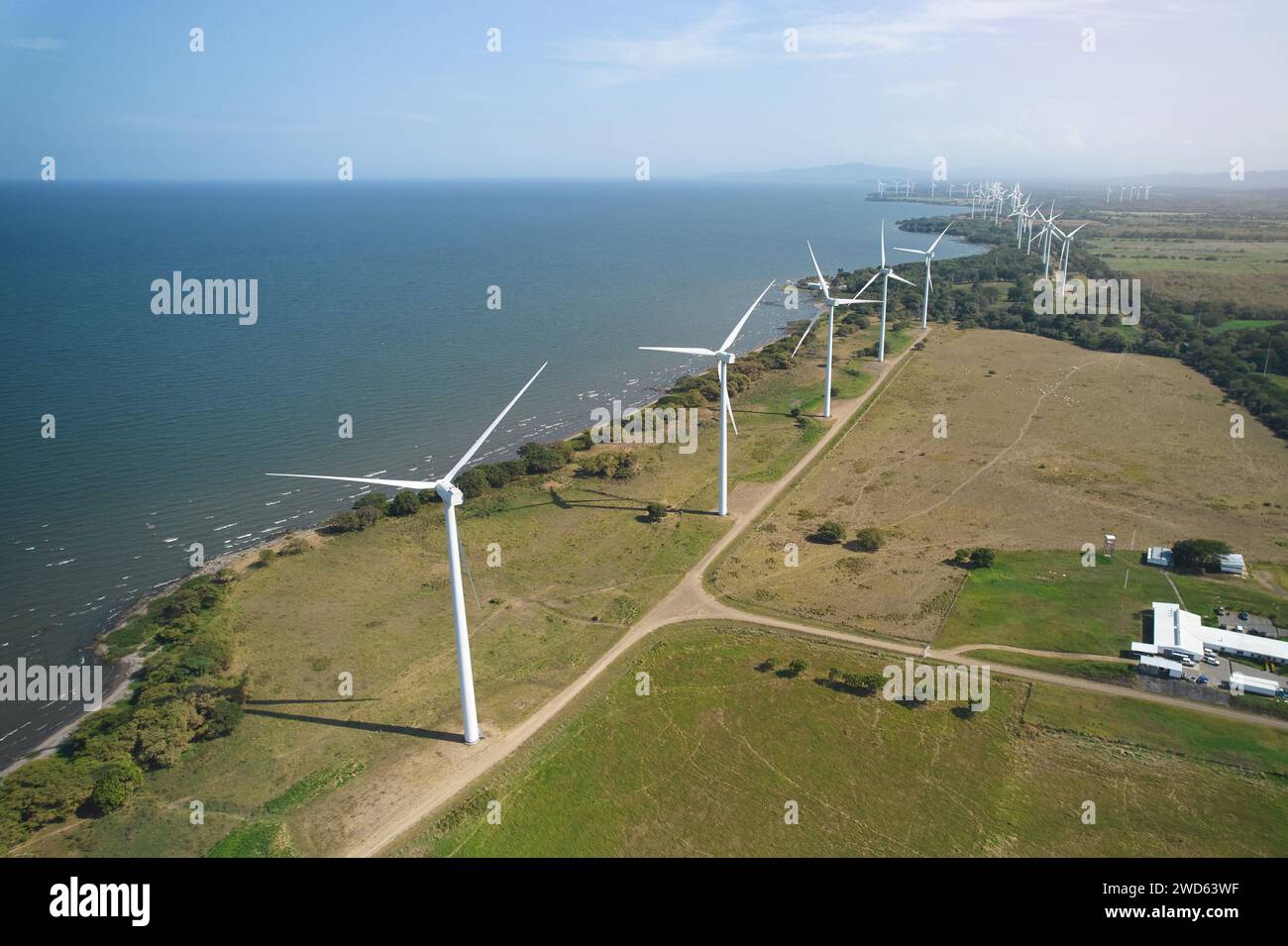 Tema de energía renovable limpia. Turbinas con hélice en el paisaje de la naturaleza Foto de stock