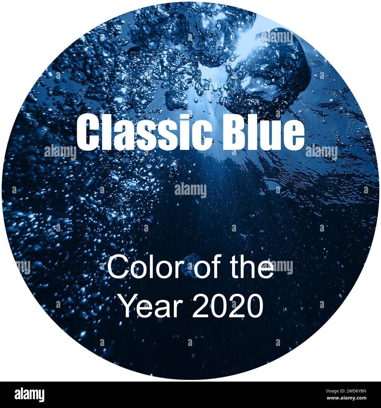 Clásico color azul de la inscripción del año 2020 sobre un fondo redondo. Fondo de agua de mar pintado en color natural de moda Foto de stock