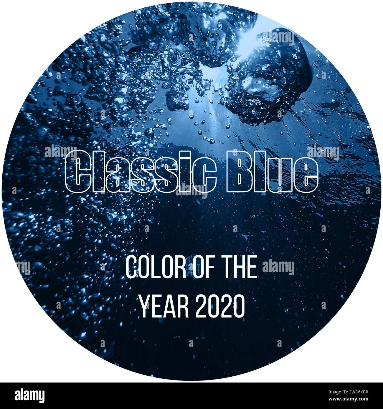 Concepto de color azul clásico del año 2020. Tendencia de color principal. Fondo redondo de agua de mar con texto Foto de stock