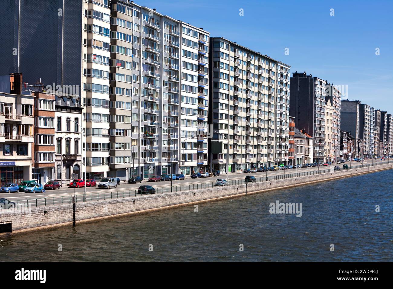 Edificios de apartamentos en el río Mosa, Quai de la Goffe, Lieja, Valonia, Bélgica, Europa Foto de stock