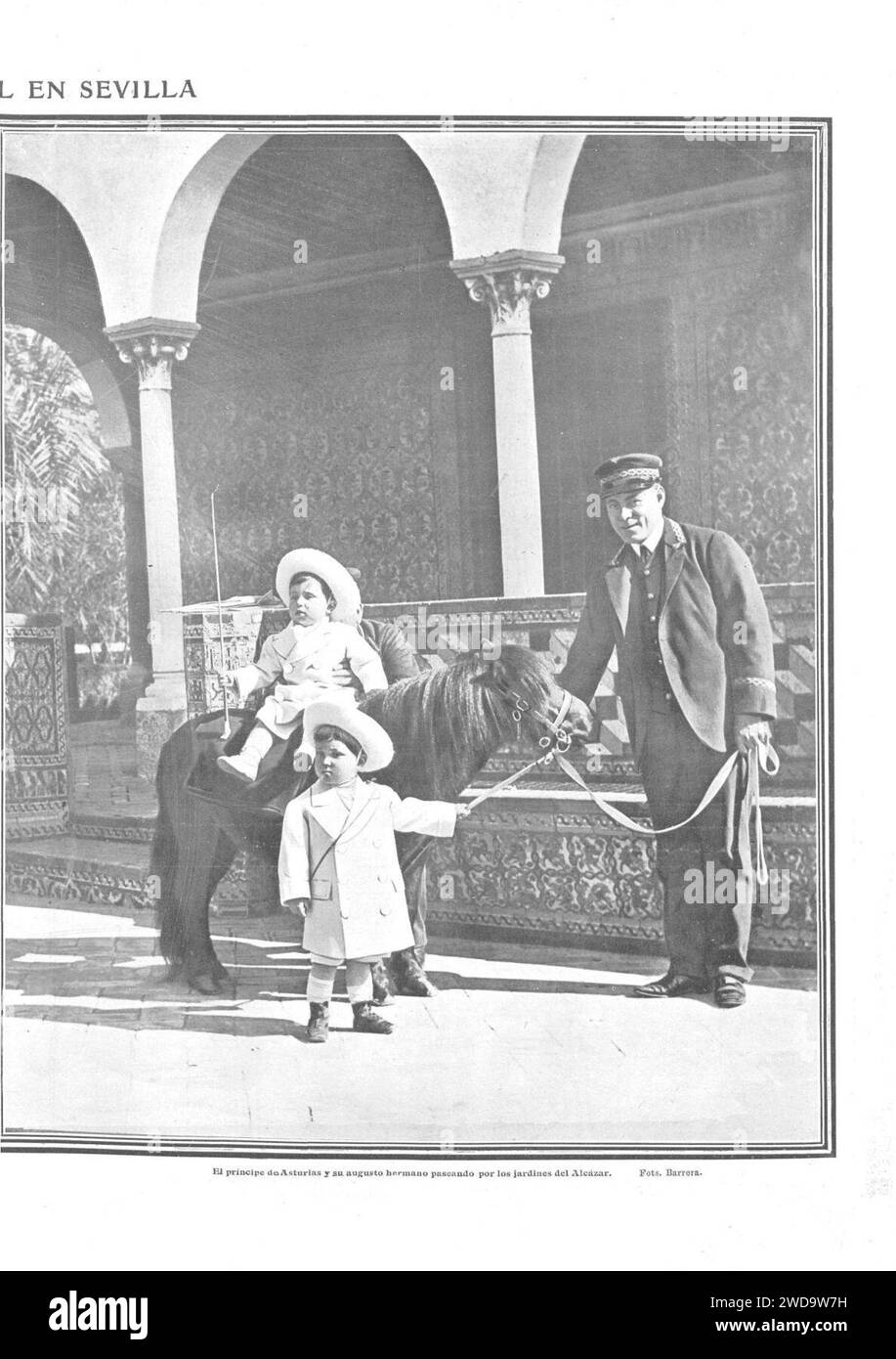1910-03-10, Actualidades, La familia real en Sevilla, El Príncipe de Asturias y su augusto hermano paseando por los jardines del Alcázar, Barrera. Foto de stock