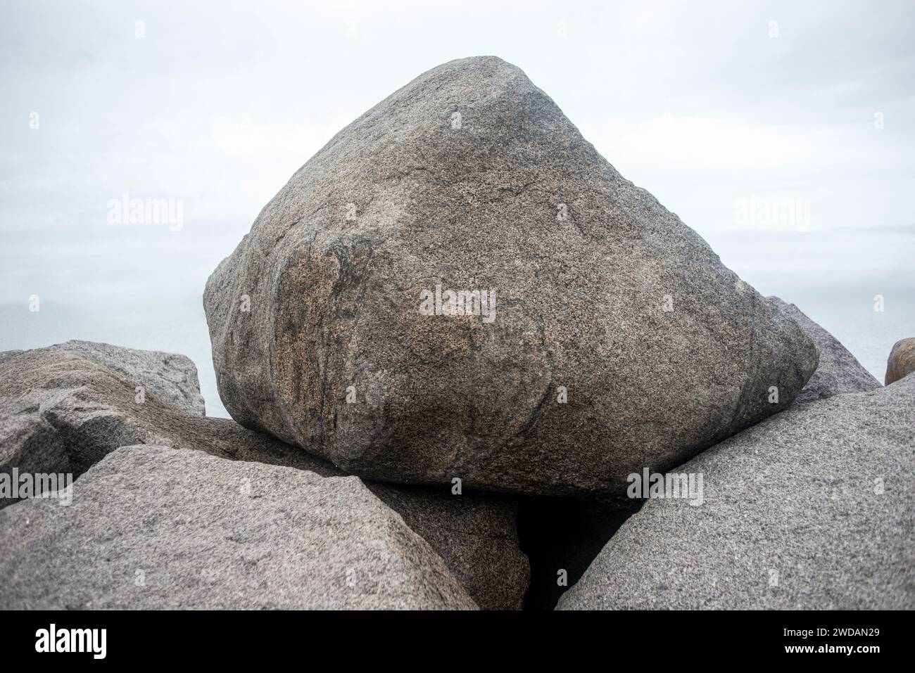 rocas de granito utilizadas como defensa marina contra la erosión costera Foto de stock