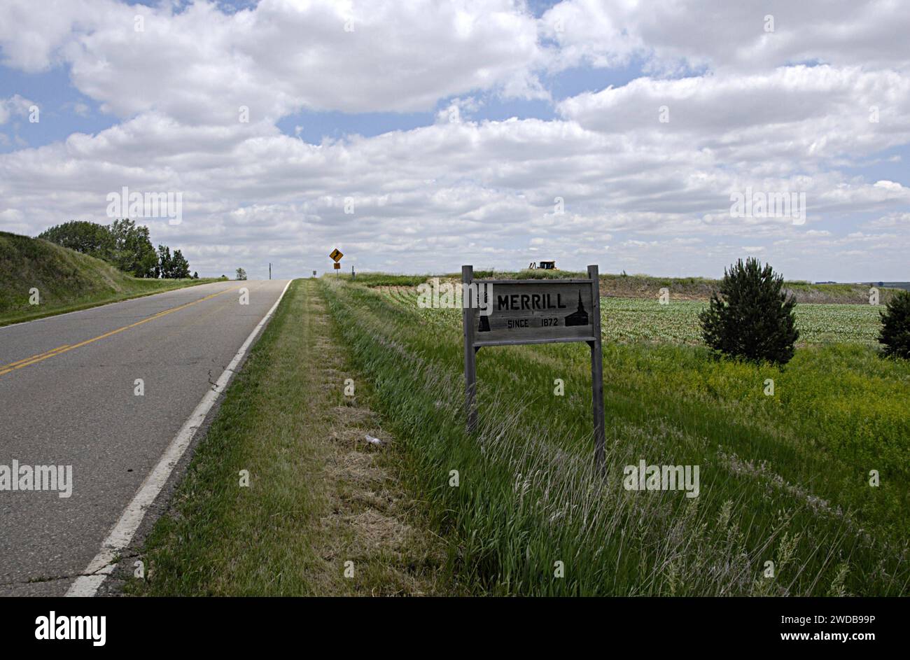 MERRILL/PLYMOUTH COUNTY/IOWA/USA- Vida y alrededores en la ciudad de los gobernantes de Merril USA en Plymouth Couty Casi 200 habitantes de merril Formiers y los mayores viven aquí esta pequeña ciudad gobernante Merrill es desde 1872 y los alrededores de la agricultura y los animales y en la ciudad United States Post Oiffce y el banco local y siempre 10 mintues buenos trenes pasan a través de Merrill en la ciudad post id los locales que no son deliciosos tienen el puesto de recogida de la oficina de correos de sus buzones de correos y el puesto sigue siendo entregado en el país lado de los agricultores y el hombre de correo paick op post de sus buzones de correo 13 DE JUNIO de 2014 Foto de stock