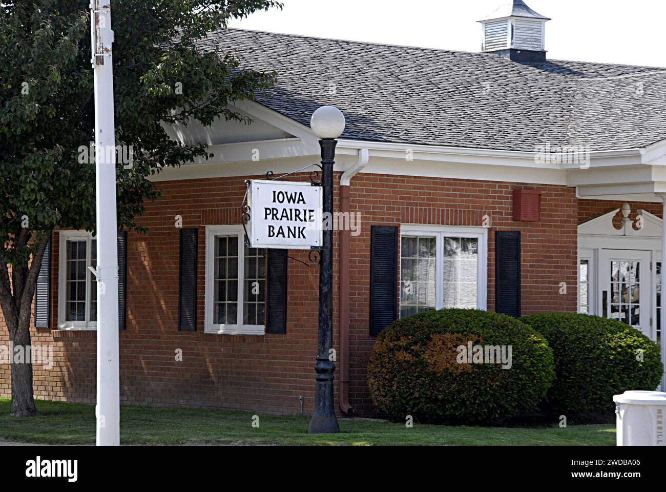 MERRILL/PLYMOUTH COUNTY/IOWA/USA- Vida y alrededores en la ciudad de los gobernantes de Merril USA en Plymouth Couty Casi 200 habitantes de merril Formiers y los mayores viven aquí esta pequeña ciudad gobernante Merrill es desde 1872 y los alrededores de la agricultura y los animales y en la ciudad United States Post Oiffce y el banco local y siempre 10 mintues buenos trenes pasan a través de Merrill en la ciudad post id los locales que no son deliciosos tienen el puesto de recogida de la oficina de correos de sus buzones de correos y el puesto sigue siendo entregado en el país lado de los agricultores y el hombre de correo paick op post de sus buzones de correo 13 DE JUNIO de 2014 Foto de stock