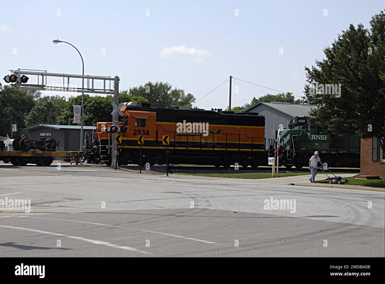 MERRILL/PLYMOUTH COUNTY/IOWA/USA- Vida y alrededores en la ciudad de los gobernantes de Merril USA en Plymouth Couty Casi 200 habitantes de merril Formiers y los mayores viven aquí esta pequeña ciudad gobernante Merrill es desde 1872 y los alrededores de la agricultura y los animales y en la ciudad United States Post Oiffce y el banco local y siempre 10 mintues buenos trenes pasan a través de Merrill en la ciudad post id los locales que no son deliciosos tienen el puesto de recogida de la oficina de correos de sus buzones de correos y el puesto sigue siendo entregado en el país lado de los agricultores y el hombre de correo paick op post de sus buzones de correo 13 DE JUNIO de 2014 Foto de stock