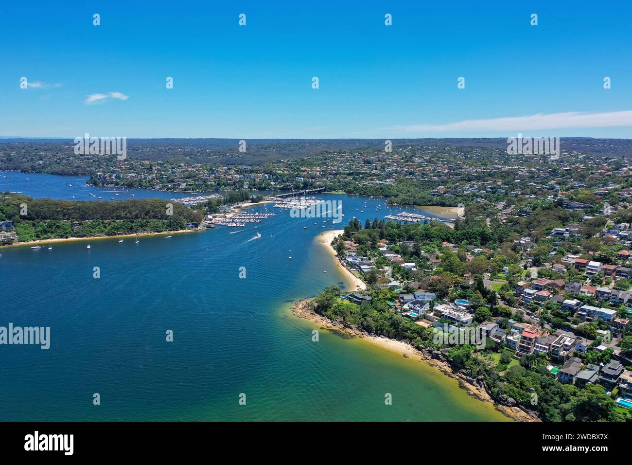 Hermosa vista aérea de drones de ángulo alto de Spit Bridge, Clontarf Beach y Sandy Bay en el suburbio de Clontarf, Sydney, Nueva Gales del Sur, Australia. Tampoco Foto de stock