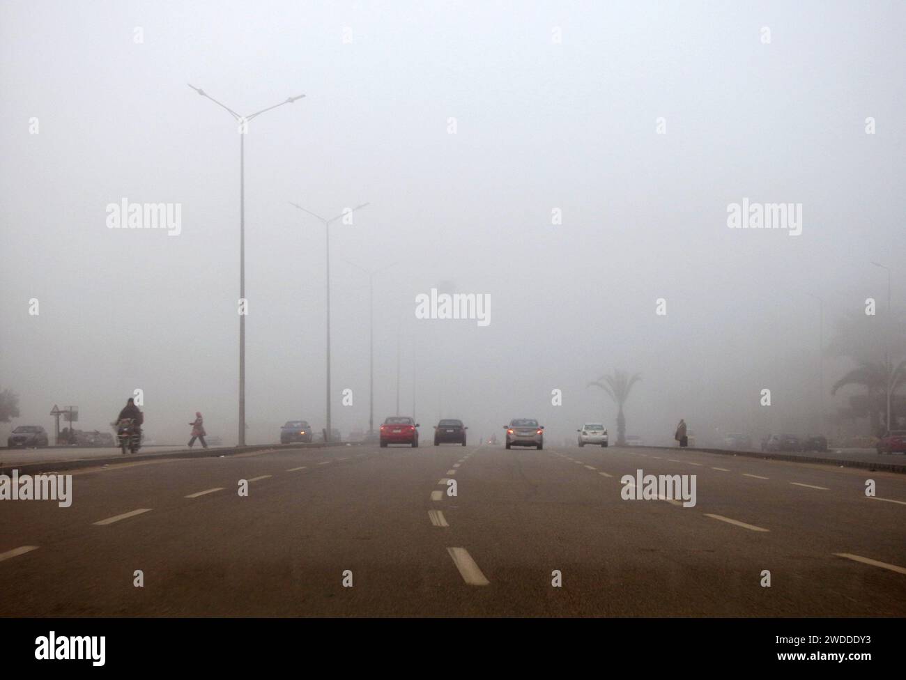 El CAIRO, Egipto, 31 de diciembre de 2023: Poca visibilidad en una carretera de conducción en Egipto en la mañana temprana, pronóstico del estado del tiempo de niebla, niebla o ha Foto de stock