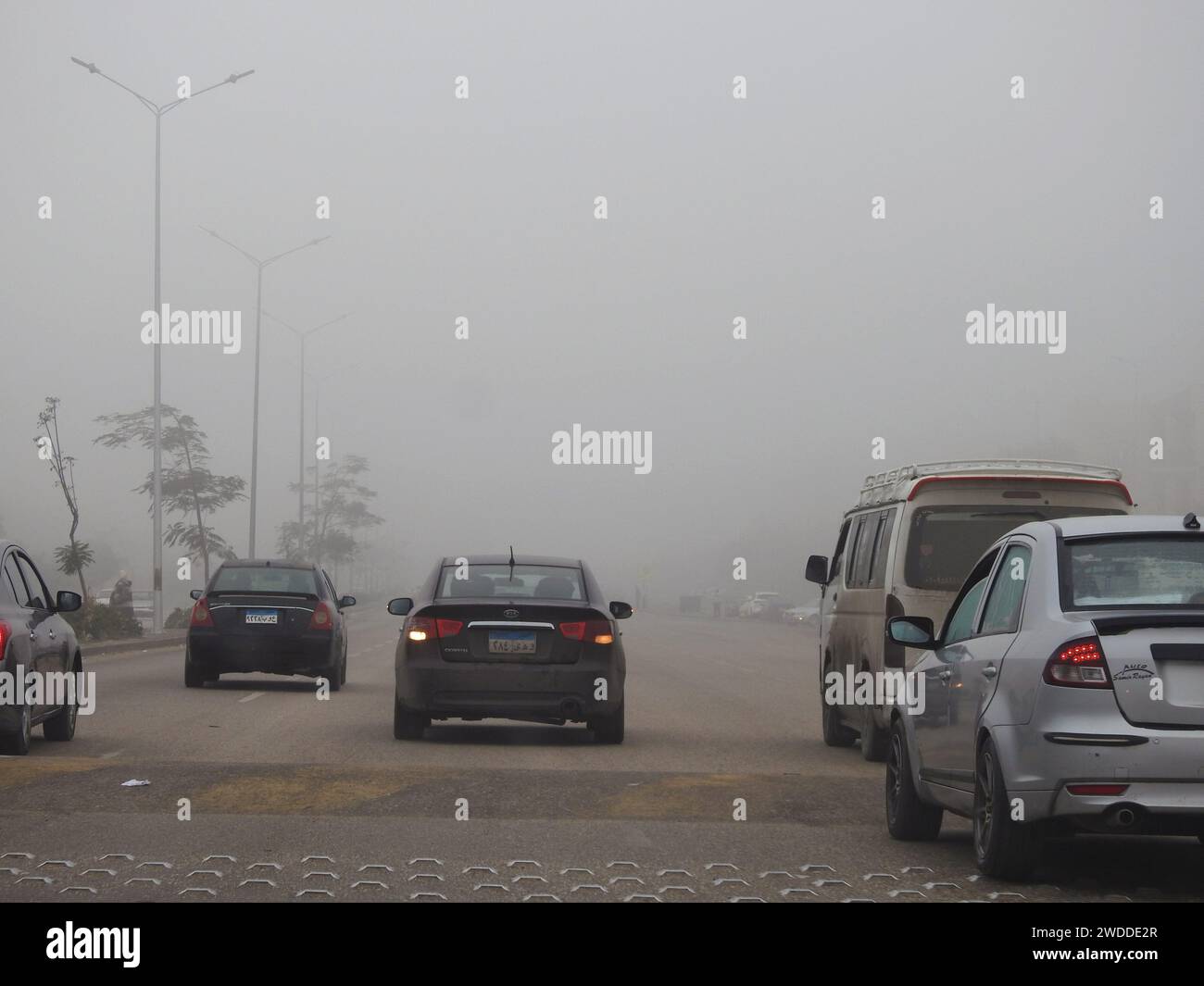 El CAIRO, Egipto, 31 de diciembre de 2023: Poca visibilidad en una carretera de conducción en Egipto en la mañana temprana, pronóstico del estado del tiempo de niebla, niebla o ha Foto de stock