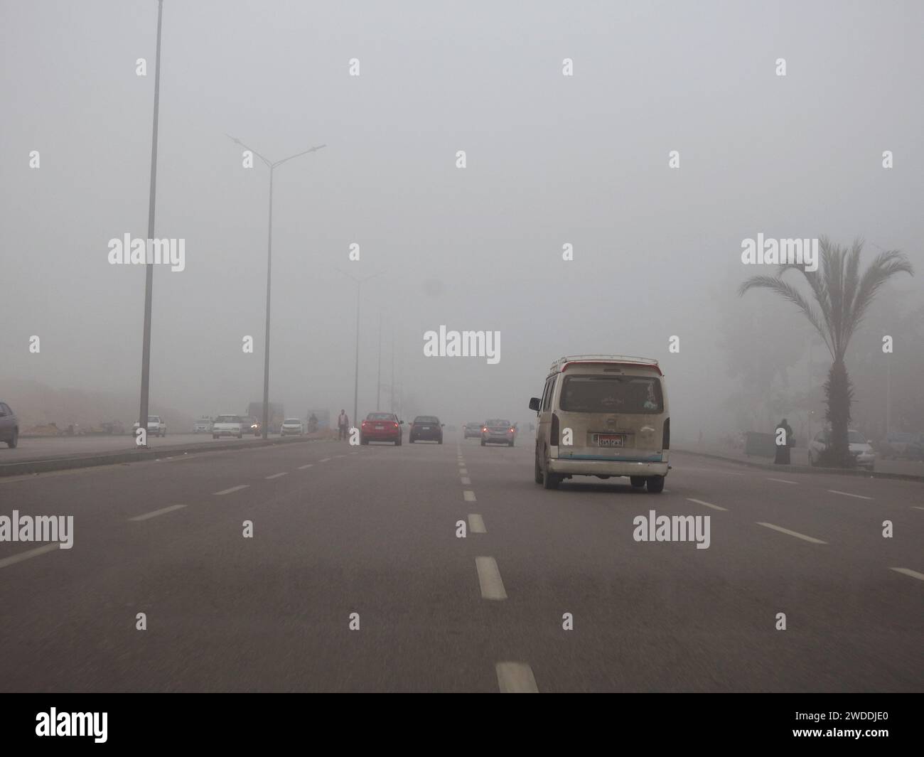 El CAIRO, Egipto, 31 de diciembre de 2023: Poca visibilidad en una carretera de conducción en Egipto en la mañana temprana, pronóstico del estado del tiempo de niebla, niebla o ha Foto de stock