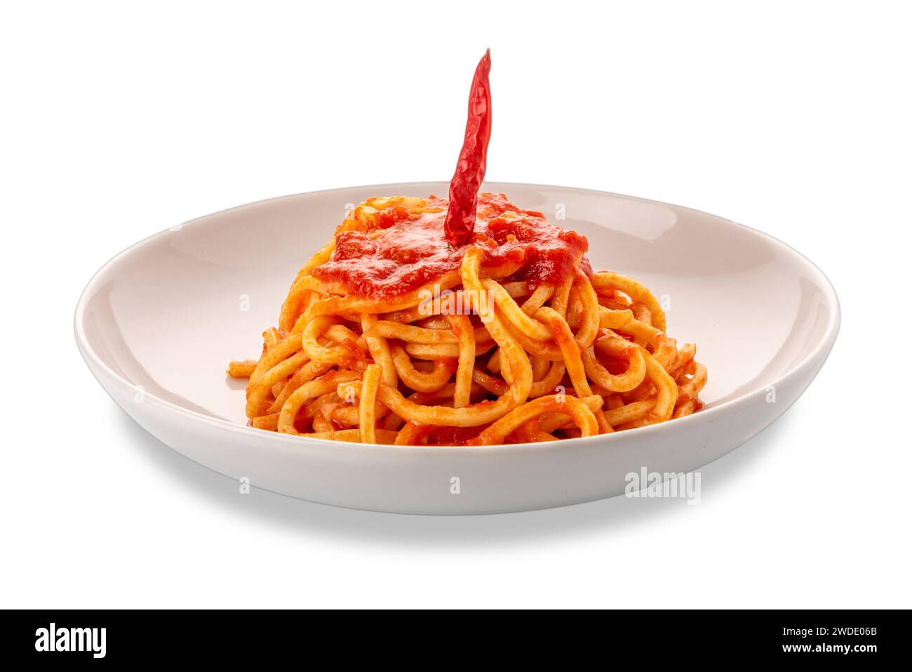 Espaguetis cuadrados, llamados espaguetis allá chitarra en Italia, pasta Arrabbiata cubierta con salsa de chile de tomate rojo en un plato blanco aislado en blanco con Foto de stock