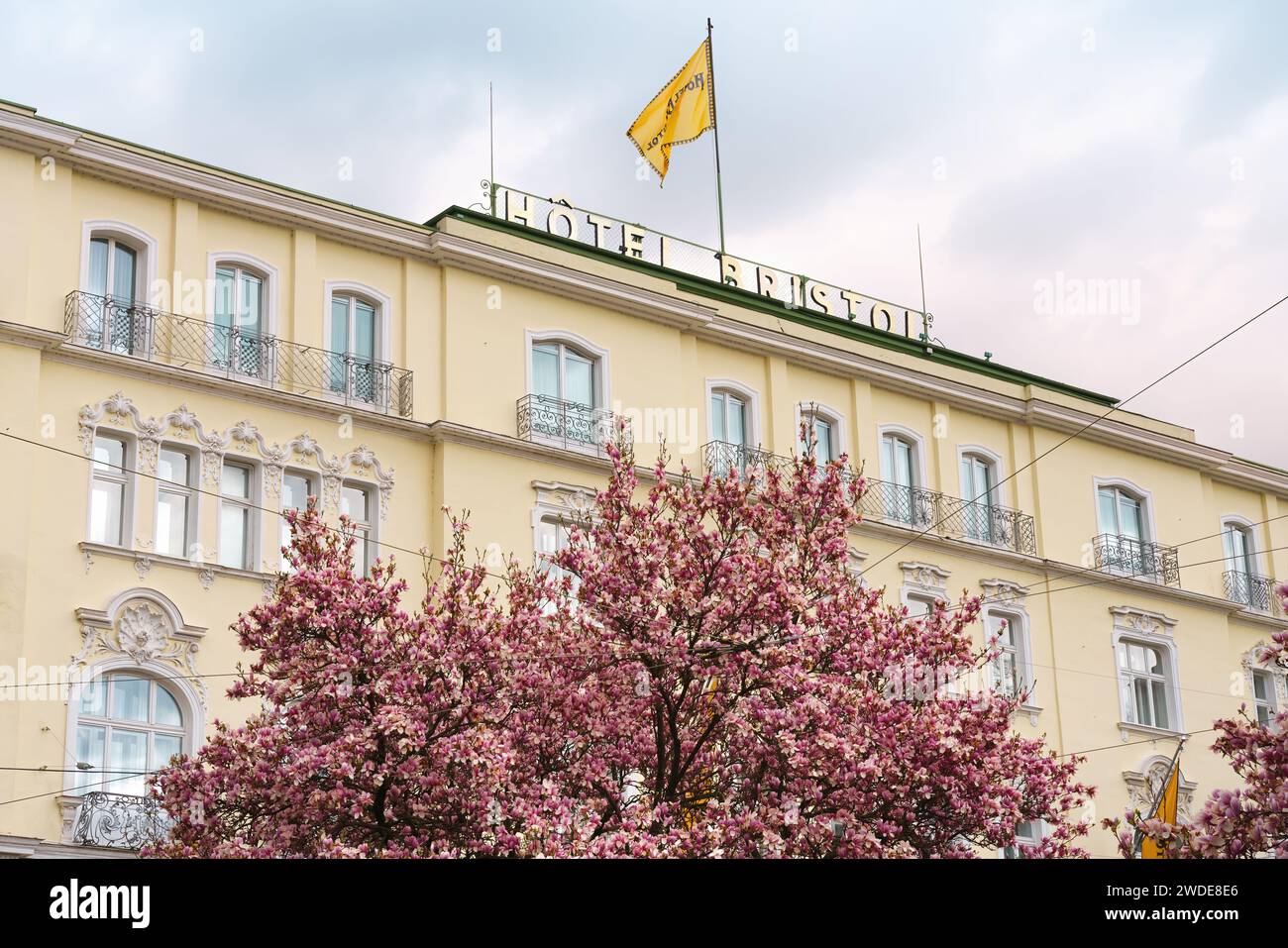 Hôtel Bristol en Salzburgo, Austria. Histórico hotel de 5 estrellas en el casco antiguo. Foto de stock