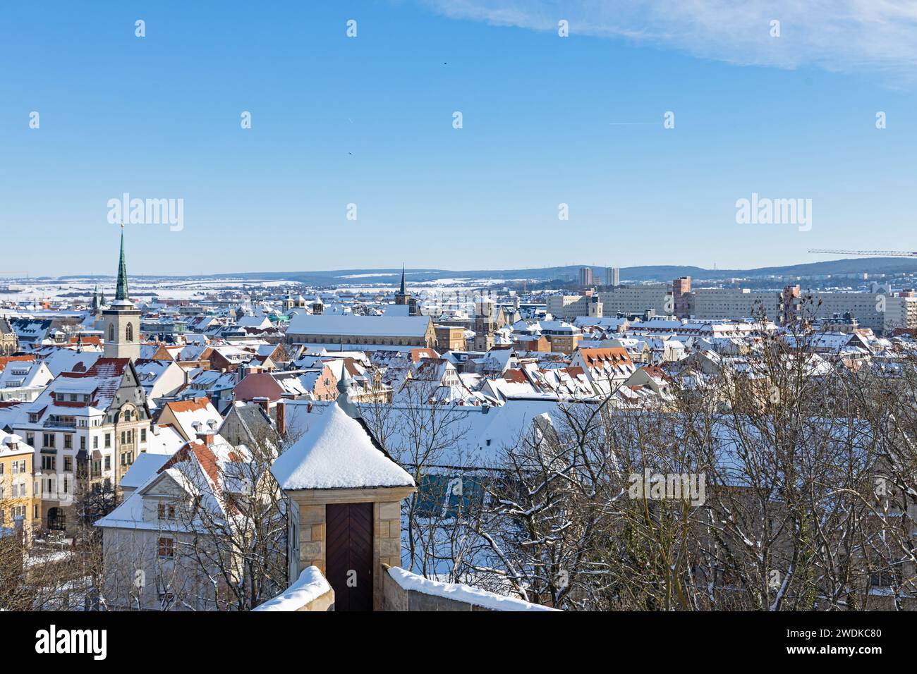Vista desde la montaña Petersberg sobre los tejados nevados de Erfurt Foto de stock
