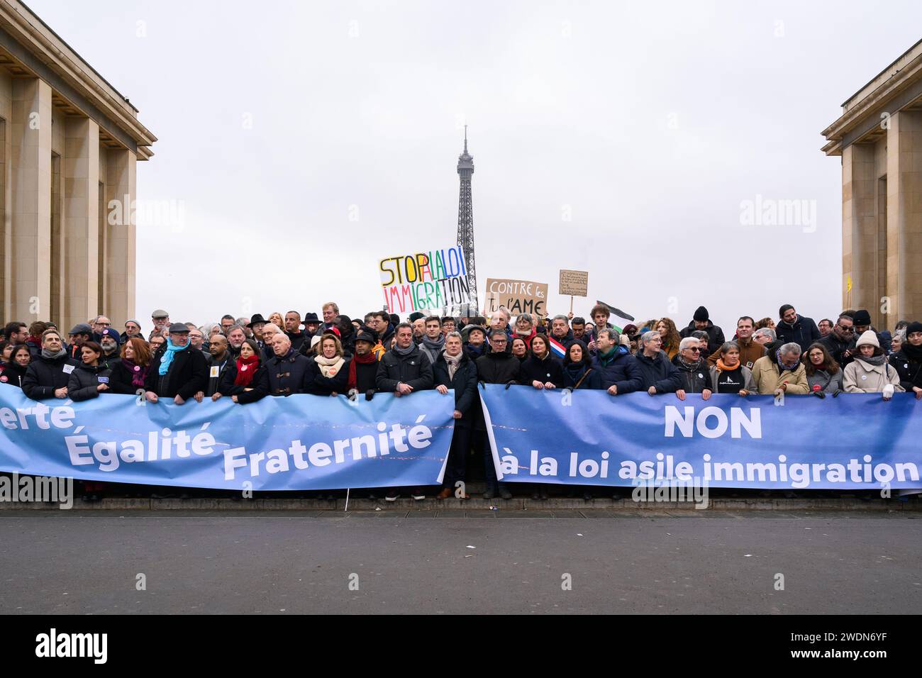 París, Francia. 21 de enero de 2024. © Julien Mattia/Le Pictorium/MAXPPP - París 21/01/2024 La casta política en tete de cortege lors de la manifestation contre la loi asile et Immigration, au Trocadero, a Paris, le 21 de enero de 2024 Crédito: MAXPPP/Alamy Live News Foto de stock