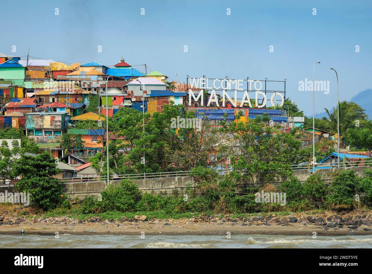 Bienvenido a la señal de Manado en la entrada del puerto de la capital provincial en el norte de Sulawesi, Manado, Sulawesi del Norte, Indonesia, Sudeste Asiático, Asia Foto de stock