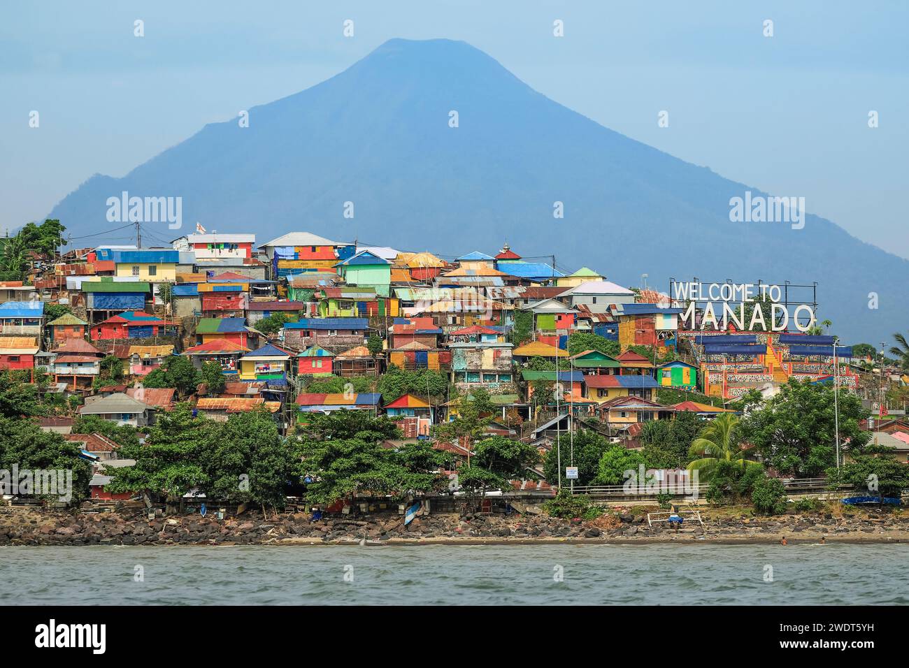 Bienvenido a la señal de Manado en la entrada del puerto de la capital provincial en el norte de Sulawesi, Manado, Sulawesi del Norte, Indonesia, Sudeste Asiático, Asia Foto de stock