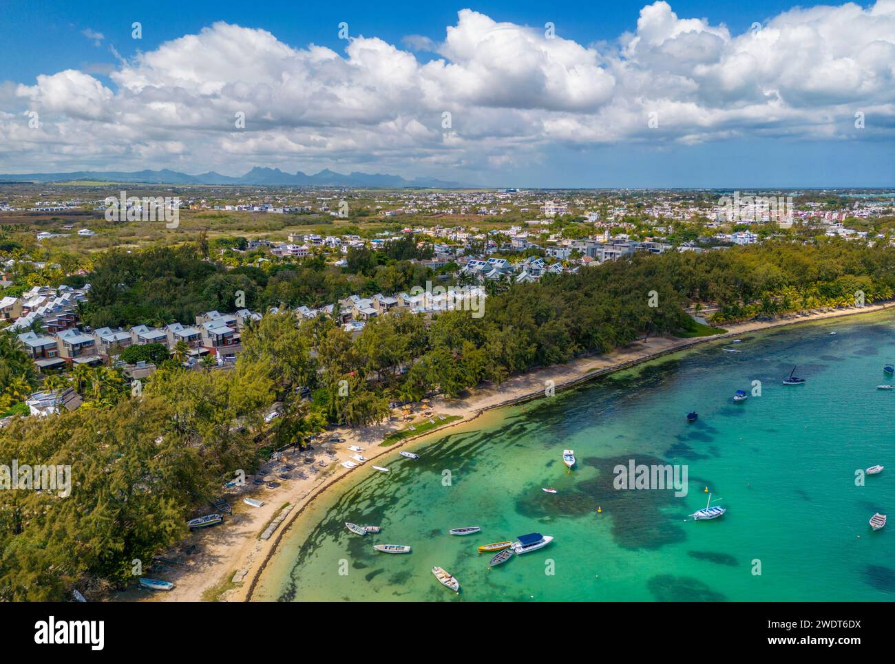 Vista aérea de la costa, la playa y el agua turquesa en Cap Malheureux, Mauricio, Océano Índico, África Foto de stock