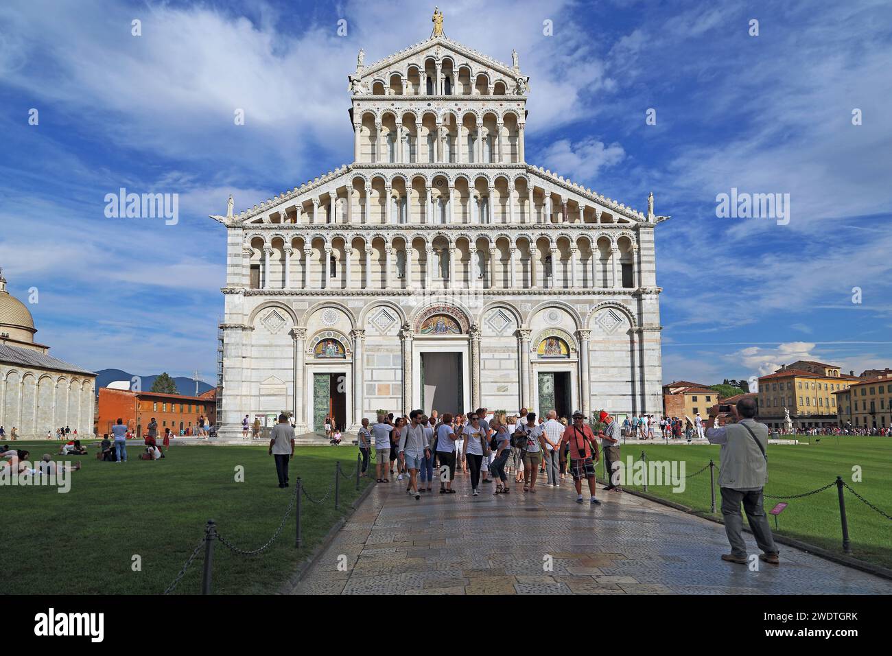 PISA, ITALIA - 16 DE SEPTIEMBRE de 2018: Este es un grupo de turistas frente a la fachada de la Catedral en honor a la Asunción de la Santísima Virgen Foto de stock