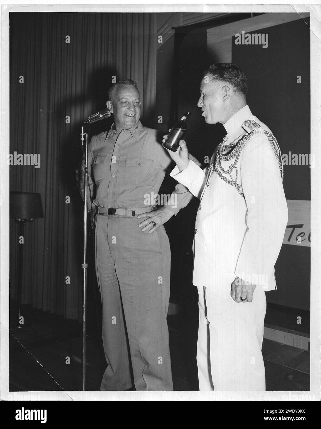 Almirante Roy A. Gano y Almirante Arleigh Burke. Foto de stock