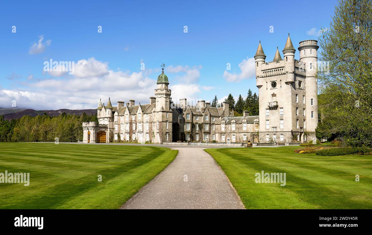 El Castillo Balmoral ha sido el hogar escocés de la Familia Real desde que fue comprado para la Reina Victoria por el Príncipe Alberto en 1852. Foto de stock