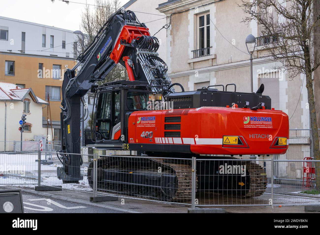 Nancy, Francia - Excavadora de orugas roja Hitachi ZX400MC-7 en obra para obras viales. Foto de stock