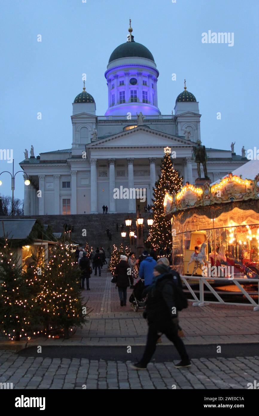Mercado de Navidad con carrusel en la Plaza del Senado (Senaatintori), Helsinki, Finlandia, 5 de diciembre de 2017. La iluminación azul y blanca celebró los 100 años de independencia de Finlandia el 6 de diciembre de 2017. Foto de stock