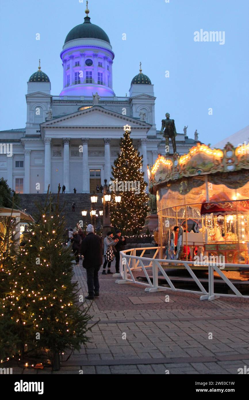 Mercado de Navidad con carrusel en la Plaza del Senado (Senaatintori), Helsinki, Finlandia, 5 de diciembre de 2017. La iluminación azul y blanca celebró los 100 años de independencia de Finlandia el 6 de diciembre de 2017. Foto de stock