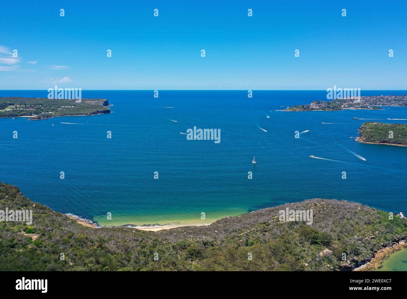 Hermosa vista aérea de drone de ángulo alto de Washaway Beach en el suburbio de Clontarf, Sydney, Nueva Gales del Sur, Australia. North Head y South Head en t Foto de stock